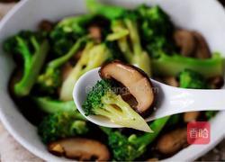 西兰花炒香菇的做法图解12