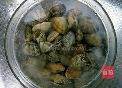 下饭神器 爆炒花甲的做法图解1