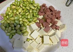 毛豆烧豆腐火腿肠的做法图解1