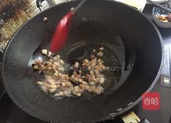 酸菜肉丁的做法图解1