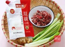 芹菜牛肉菜包子 松软鲜香的做法图解1