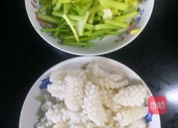 鱿鱼炒芹菜的做法图解1