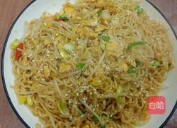 豆芽鸡蛋炒面的做法图解4