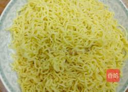 豆芽鸡蛋炒面的做法图解1
