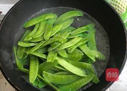 腊肠炒荷兰豆的做法图解2