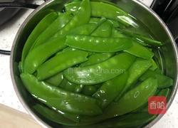 腊肠炒荷兰豆的做法图解3