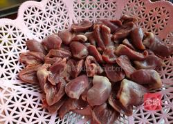 雪菜炒鸭心的做法图解1