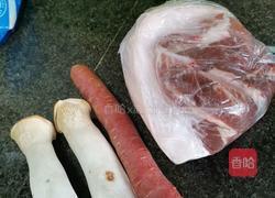 胡萝卜杏鲍菇炒肉的做法图解1