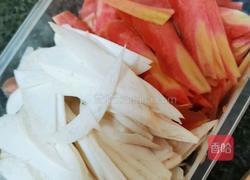 胡萝卜杏鲍菇炒肉的做法图解3