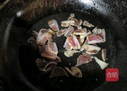 手撕包菜炒腊肉的做法图解4