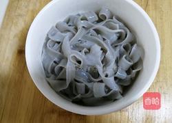 酸辣白菜炒宽粉的做法图解2