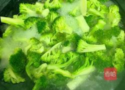 西兰花炒肉的做法图解3
