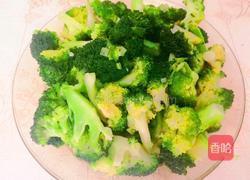 吃起来润润的翠绿的清炒西兰花的做法图解3
