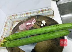 丝瓜炒肉的做法图解1