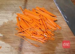 芦笋胡萝卜炒肉丝的做法图解2