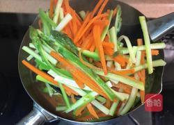 芦笋胡萝卜炒肉丝的做法图解8