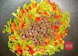 芹菜丁炒牛肉的做法图解17