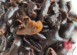 木耳炒肉片的做法图解1