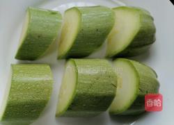 西葫芦炒木耳的做法图解2
