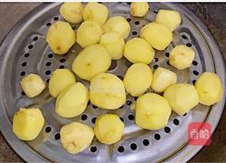 外脆里软秒杀路边摊❣️焦香小土豆的做法图解2