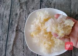 桃胶莲子银耳羹（美容养颜)的做法图解5