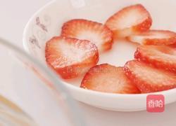 海苔草莓鸡蛋饼的做法图解1