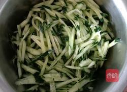 黄瓜拌猪肉皮的做法图解1