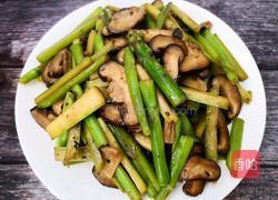蒜香芦笋炒香菇的做法图解7