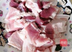红烧肉焖土豆的做法图解1