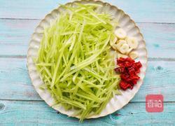 清爽可口的清炒莴笋丝的做法图解1