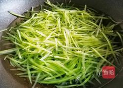 清爽可口的清炒莴笋丝的做法图解2