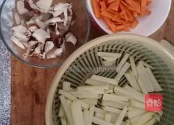 香菇炒土豆条的做法图解2