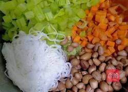 凉拌芹菜花生米胡萝卜的做法图解5