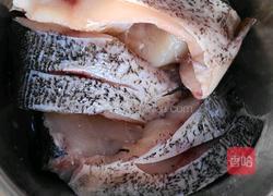 香辣版红烧鱼的做法图解1