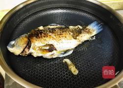 鲫鱼鸡蛋汤的做法图解2