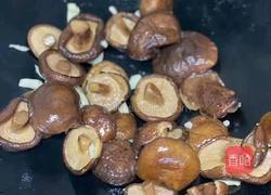 鳕鱼胶焖香菇的做法图解2