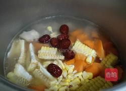 胡萝卜玉米排骨汤的做法图解4