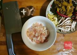 香菇鸡丝酸菜米线的做法图解3