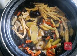 香菇腐竹炖鸡翅根的做法图解8