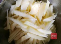 青椒胡萝卜炒土豆丝的做法图解1