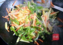 青椒胡萝卜炒土豆丝的做法图解8