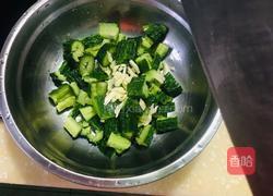 炝拌蒜蓉黄瓜的做法图解1