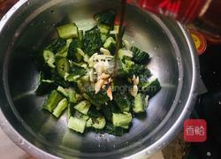 炝拌蒜蓉黄瓜的做法图解5