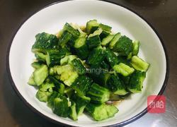 炝拌蒜蓉黄瓜的做法图解7