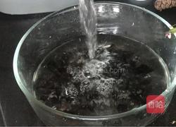 黑木耳山药脊骨汤的做法图解1