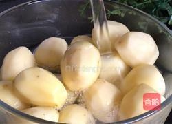 五花肉烧小土豆的做法图解1