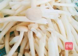海鲜菇豆腐汆丸子的做法图解1