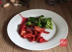 青红椒口蘑炒鸡蛋的做法图解2