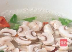 青红椒口蘑炒鸡蛋的做法图解9