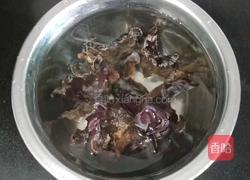凉拌木耳金针菇的做法图解1